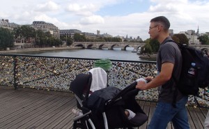 Spacery z wózkiem i dwójką maluchów to w Paryżu prawdziwe wyzwanie:) 